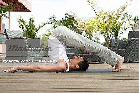 Homme faisant du Yoga