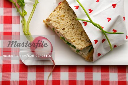 Un pain emballé avec ciboulette et radis