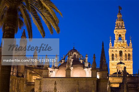 Tour de la Giralda, la cathédrale de Séville au crépuscule, Séville, Espagne Tour de la Giralda, la cathédrale de Séville au crépuscule, Séville, Espagne