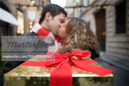 Couple s'embrassant, en gros plan de cadeau de Noël