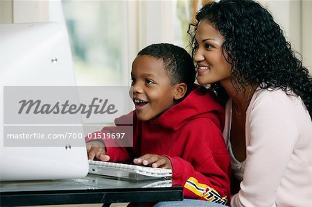 Mutter und Sohn mit Computer