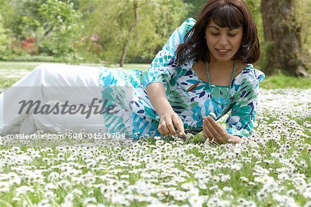 Femme couchée sur l'herbe