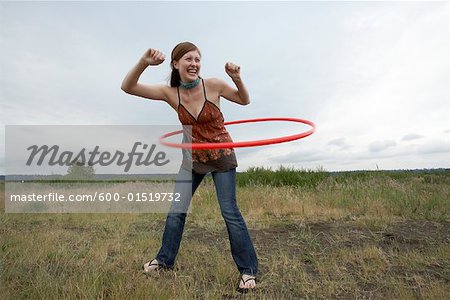 Frau spielt mit Hula-Hoop