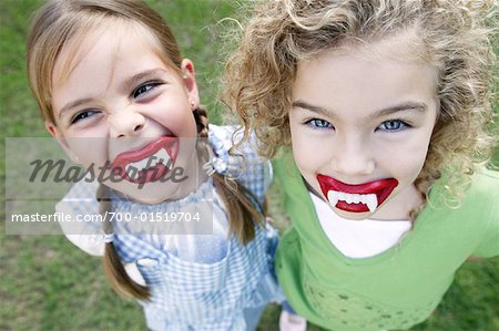 Filles avec des lèvres de cire et de crocs