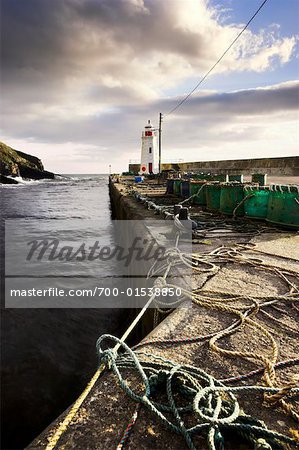 Dock und Leuchtturm, Caithness, Schottland, Vereinigtes Königreich