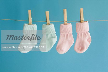 Babys Socken hängen Wäscheleine