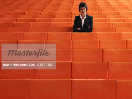 Femme d'affaires assis dans l'Auditorium