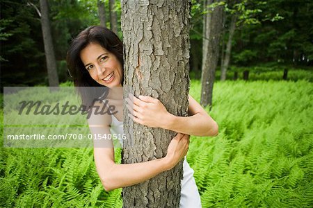 Femme étreignant arbre