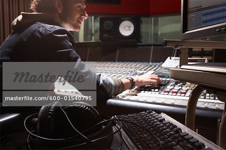 Homme travaillant en Studio d'enregistrement