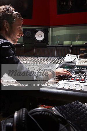 Homme travaillant en Studio d'enregistrement