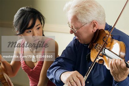 Fille prise de cours de violon