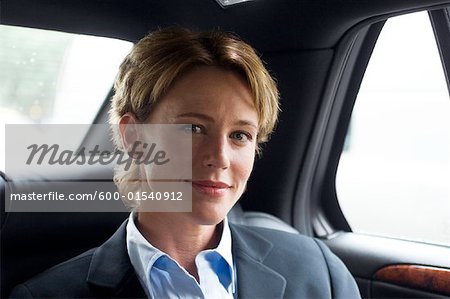 Femme d'affaires dans la voiture