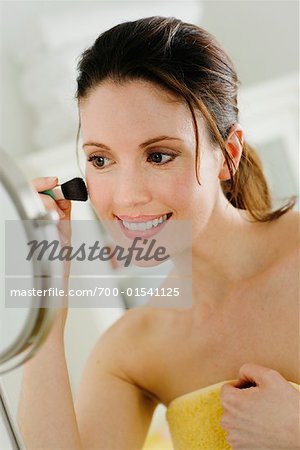 Femme application de maquillage