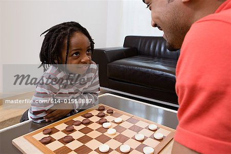 Père et fils, jouer au jeu de dames