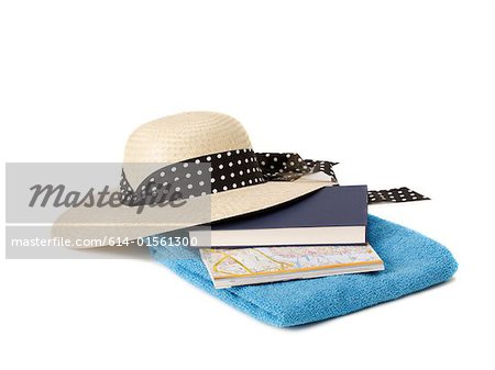 Chapeau de soleil plan et livre de serviette de plage