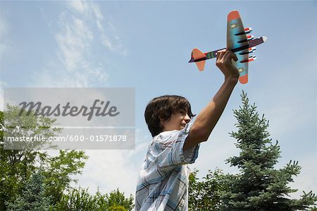 Junge mit Spielzeug Flugzeug