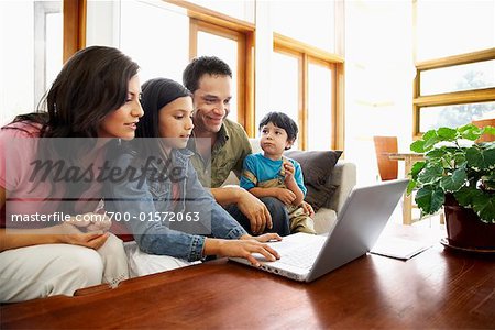 Famille à l'aide d'ordinateur portable
