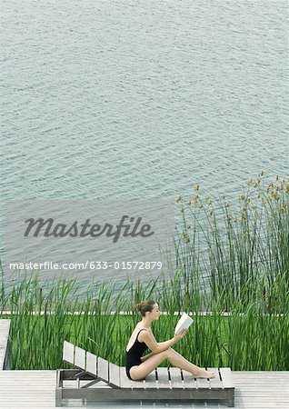 Frau auf Loungesessel, sitzen, lesen, neben See