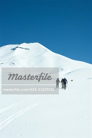 Skieurs vers la montagne, vue arrière