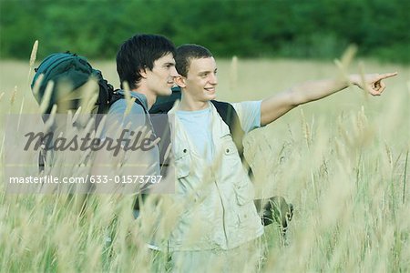 Zwei Wanderer im Feld stehen, zeigen eine aus Rahmen
