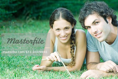 Paar zusammen im Gras liegend