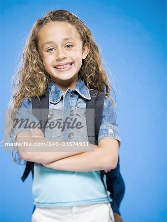 Sourire de jeune fille avec bras croisés et sac à dos