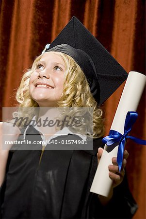 Jeune fille diplômée avec mortier et diplôme souriant