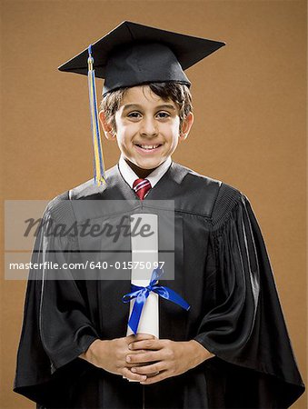 Diplômé du garçon avec mortier et diplôme souriant