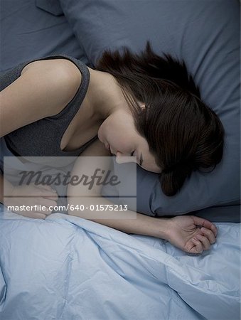 Femme dans le lit de sommeil