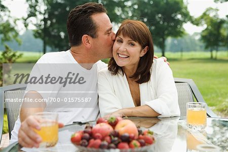 Couple de manger en plein air