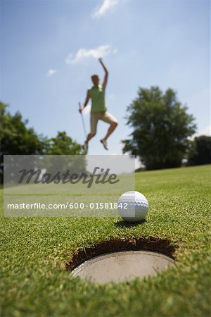 Golfeur sautant en l'Air