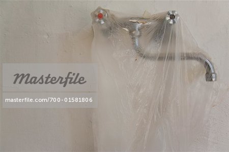 Gros plan du robinet recouvert de plastique