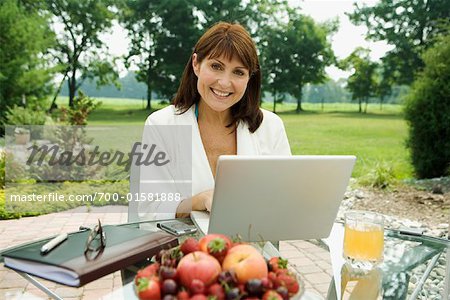 Portrait de femme avec ordinateur portable à l'extérieur