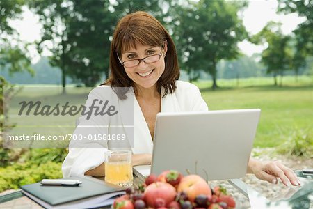 Portrait de femme avec ordinateur portable à l'extérieur