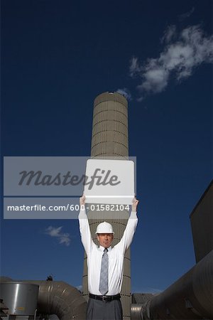 Signe Holding homme d'affaires à l'extérieur de l'usine