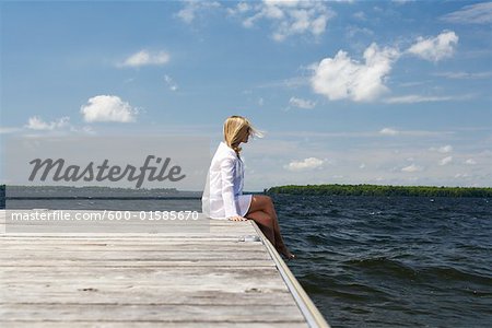 Femme assise sur le quai