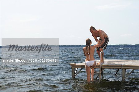 Couple nage dans le lac