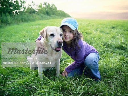 Porträt des Mädchens mit ihrem Hund