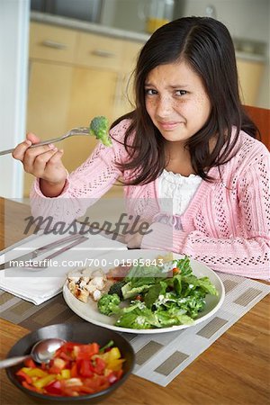 Fille à la Table du dîner