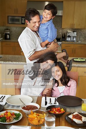 Portrait de famille dans la cuisine