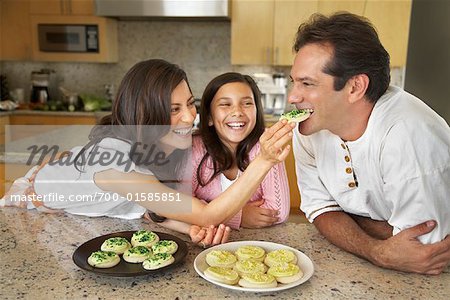 Mutter, Vater und Tochter in der Küche