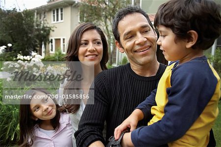 Portrait de famille devant la maison