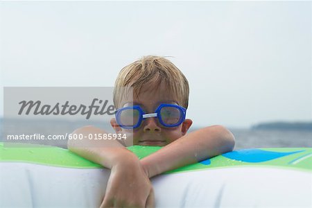 Portrait de garçon portant des lunettes de protection
