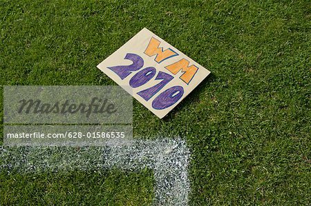 WM 2010-Zeichen auf dem Gras liegend
