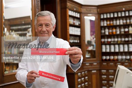 Pharmacien détenant la glycémie signes d'essai et la pression artérielle