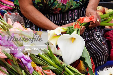 Femme vendant des fleurs au marché de Chichicastenango, Guatemala