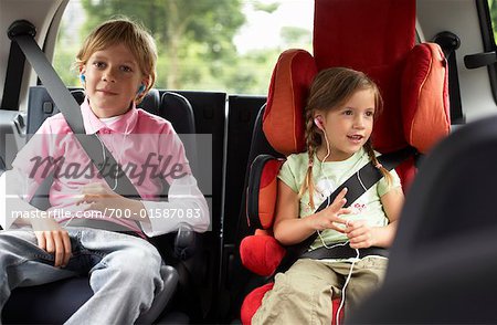 Kinder, die Musik im Auto hören