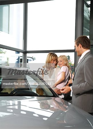 Vendeur de voitures, vente de voiture de famille