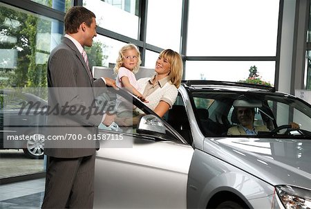 Vendeur de voitures, vente de voiture de famille