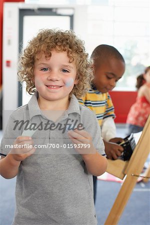 Junge mit Kreide im Kindergarten